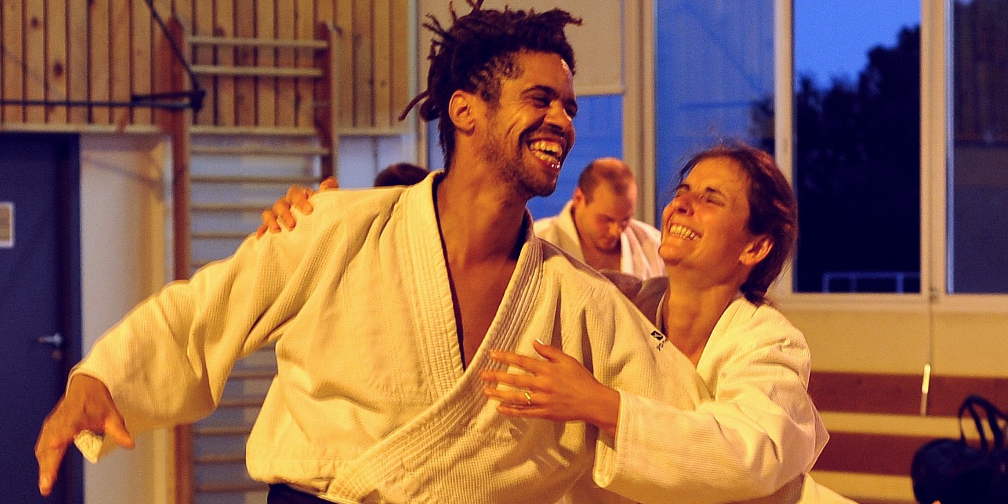 Deux personnes pratiquant l’aikido dans la bonne humeur